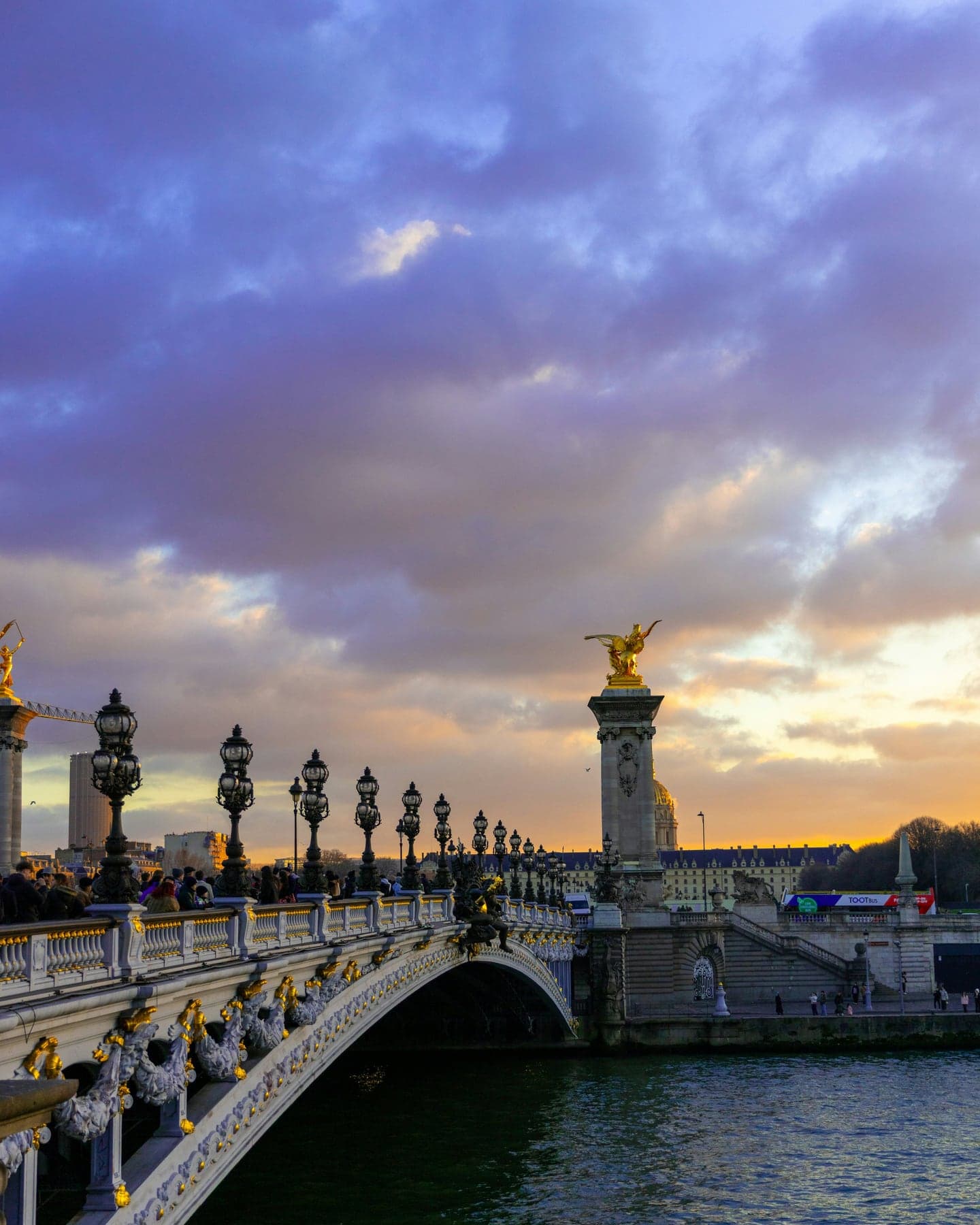 Coucher de soleil sur le Pont Alexandre III a Paris