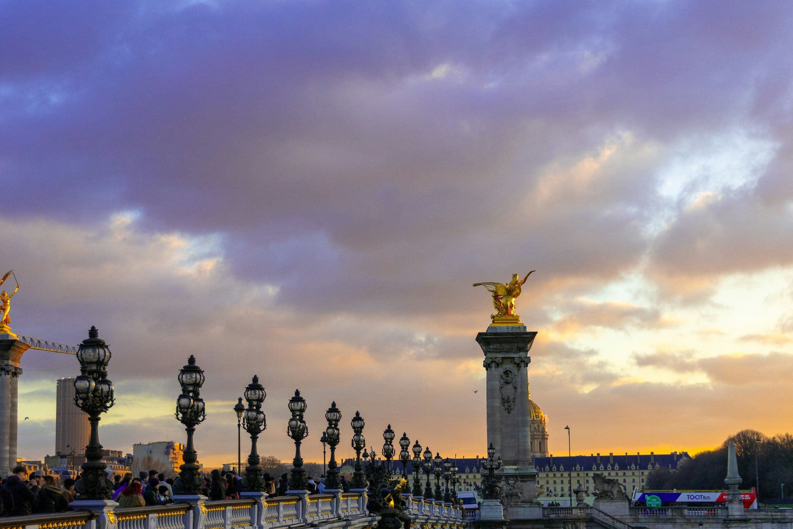Coucher de soleil sur le Pont Alexandre III a Paris