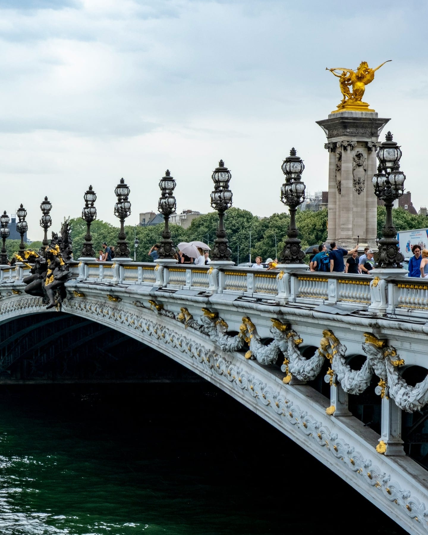 Pont Alexandre III a Paris avec dorures, Seine et Hotel des Invalides